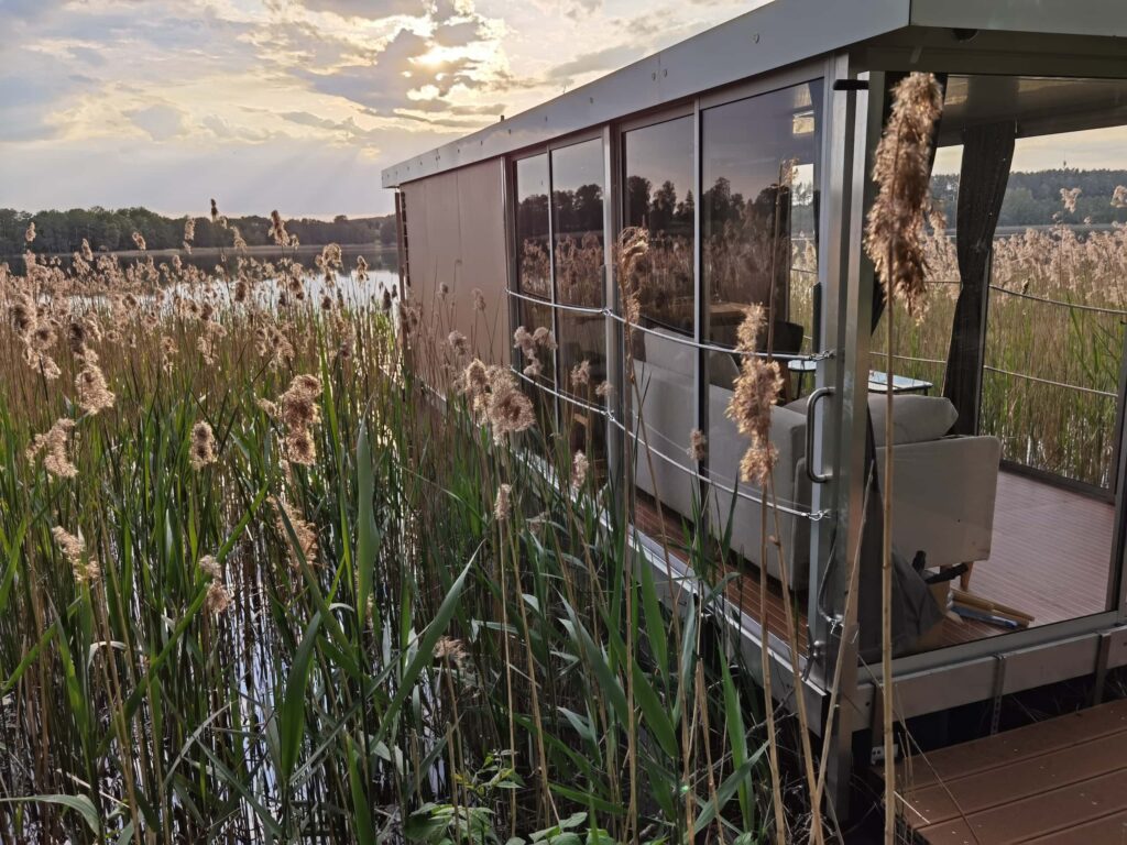 Wie umweltfreundlich ist ein Urlaub im schwimmenden Ferienhaus?