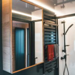 Modernes Badezimmer im neuen Wohnboot vom polnischen Hersteller